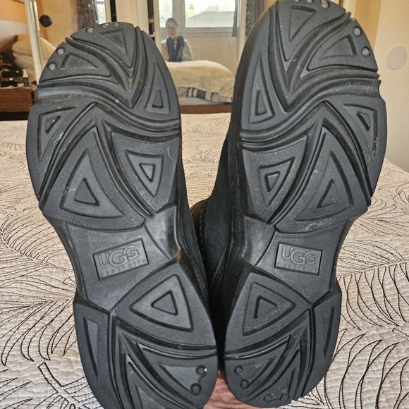 VGUC UGG Ultimate Short 5275 Black Suede Sheepskin Boots Womens 7 - Picture 14 of 16